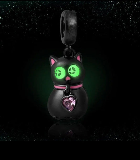 clack cat with glowing eyes